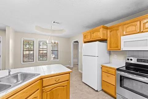 Kitchen - 1685 Nuthatch Cir, Conway, AR 72034 photo 2 of 3
