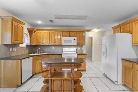 Kitchen - 1670 Nuthatch Cir, Conway, AR 72034 photo 5 of 5