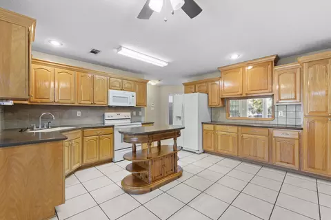 Kitchen - 1670 Nuthatch Cir, Conway, AR 72034 photo 2 of 5