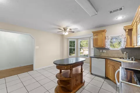 Kitchen - 1670 Nuthatch Cir, Conway, AR 72034 photo 3 of 5