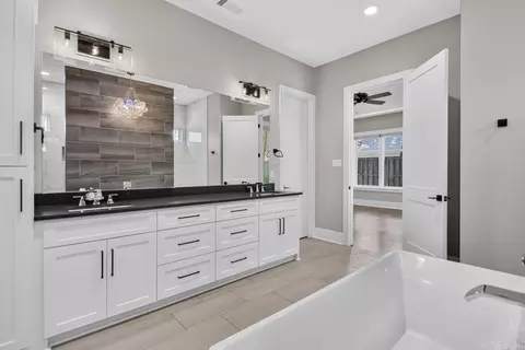 Bath - 6845 Hilo Ave, Benton, AR 72019 photo 5 of 8