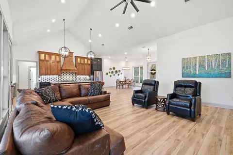 Living - 98 Hargrove Rd, Greenbrier, AR 72058 photo 2 of 2