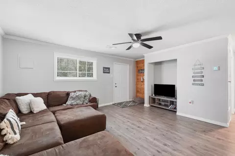 Living - 29 Pine Needle Rd, Higden, AR 72067 photo 3 of 3