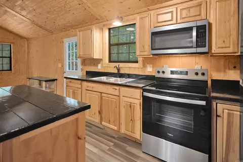 Kitchen - 2894 Southfork Rd, Mount Ida, AR 71957 photo 2 of 3