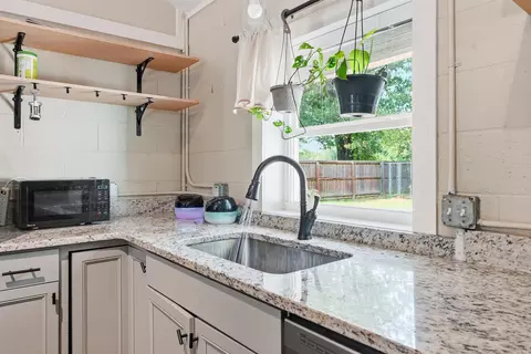 Kitchen - 39 N Coran Dr, Conway, AR 72032 photo 5 of 6