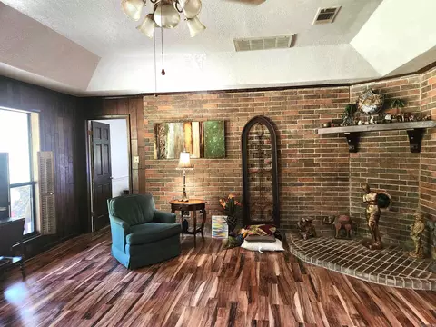 Living - 9410 Jimbert Dr, Pine Bluff, AR 71603 photo 2 of 8