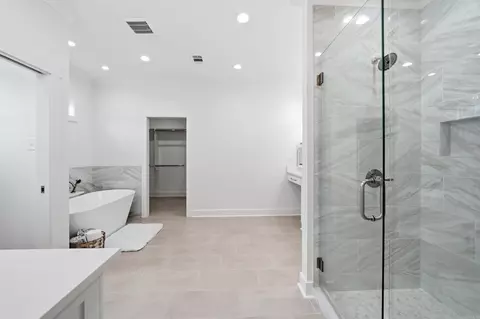 Bath - 1645 Nantucket, Conway, AR 72034 photo 1 of 8