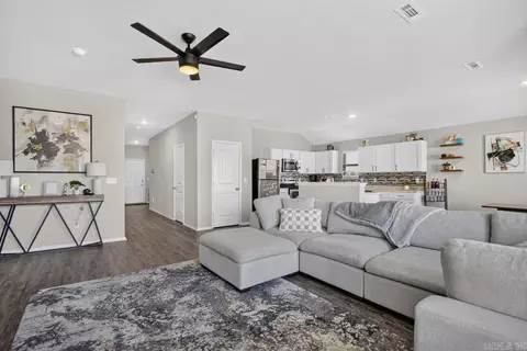 Entry Way - 2136 Dandelion Dr, Benton, AR 72019 photo 3 of 3