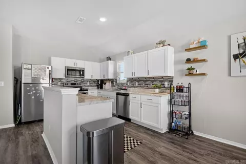 Kitchen - 2136 Dandelion Dr, Benton, AR 72019 photo 2 of 3
