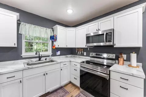 Kitchen - 4252 Bellfonte Rd, Harrison, AR 72601 photo 3 of 3