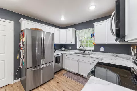 Kitchen - 4252 Bellfonte Rd, Harrison, AR 72601 photo 2 of 3
