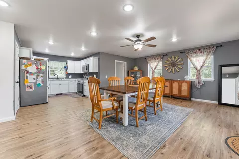 Dining - 4252 Bellfonte Rd, Harrison, AR 72601 photo 2 of 3