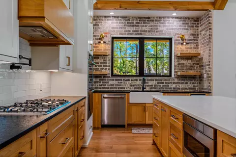 Kitchen - 6032 Charley Pl, Benton, AR 72019 photo 3 of 8