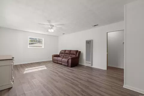 Living - 243 Windcrest Dr, Malvern, AR 72104 photo 4 of 6