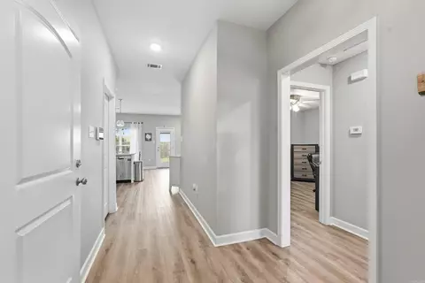 Entry Way - 1400 Siebenmorgen Rd, Conway, AR 72032 photo 4 of 8