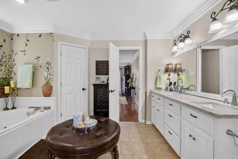 Bath - 700 Bridgewater Dr, Benton, AR 72019 photo 2 of 5