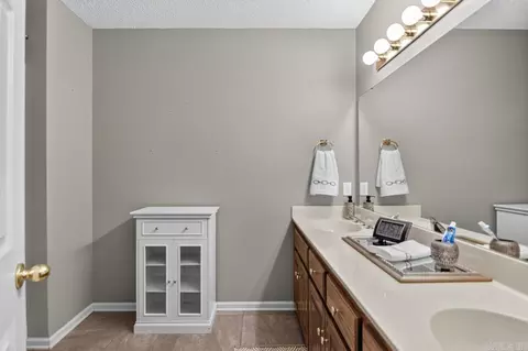 Bath - 700 Bridgewater Dr, Benton, AR 72019 photo 4 of 5