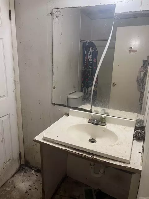 Bath - 912 Edgehill Dr, Benton, AR 72015 photo 3 of 3