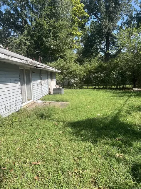 Exterior - 912 Edgehill Dr, Benton, AR 72015 photo 4 of 5