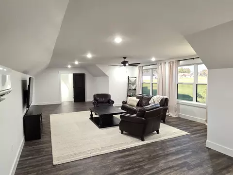 Living - 39 Republican Loop, Greenbrier, AR 72058 photo 3 of 4