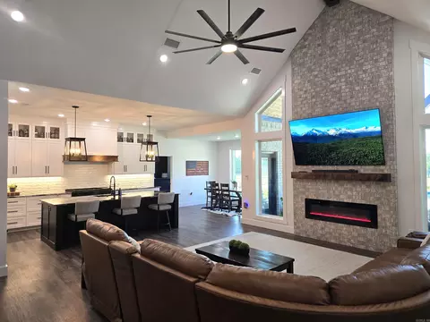 Living - 39 Republican Loop, Greenbrier, AR 72058 photo 1 of 4
