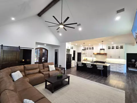 Living - 39 Republican Loop, Greenbrier, AR 72058 photo 2 of 4