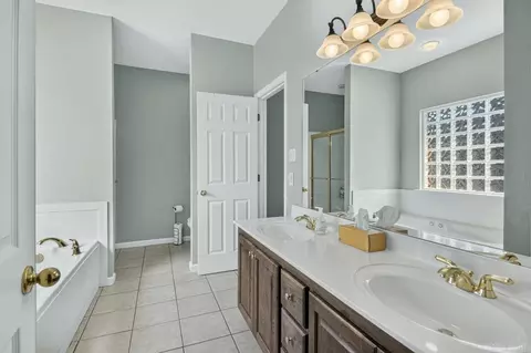 Bath - 2212 Defoe Cir, Bryant, AR 72022 photo 3 of 4