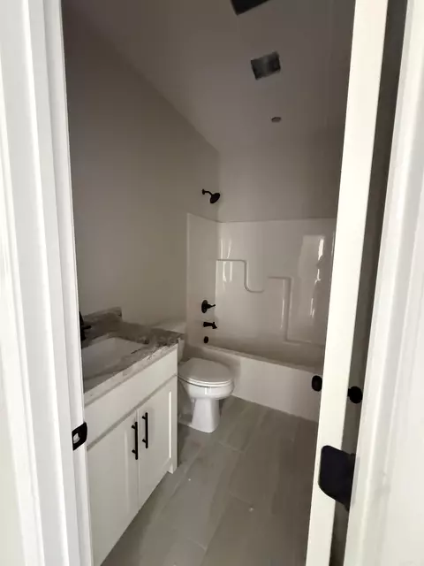 Bath - 529 Madeleine Cir, Austin, AR 72007 photo 2 of 3
