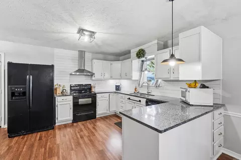 Kitchen - 534 Main St, Clinton, AR 72031 photo 7 of 7