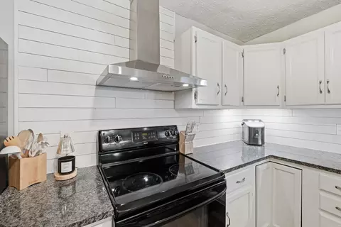 Kitchen - 534 Main St, Clinton, AR 72031 photo 2 of 7