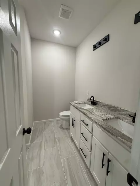 Bath - 531 Madeleine Cir, Austin, AR 72007 photo 4 of 4