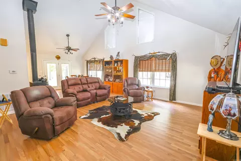 Living - 125 Clinton Loop, Donaldson, AR 71941 photo 2 of 4