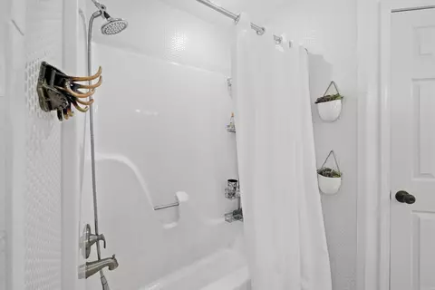 Bath - 1505 Pinefield Dr, Conway, AR 72034 photo 3 of 4