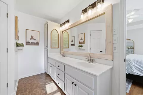 Bath - 1505 Pinefield Dr, Conway, AR 72034 photo 1 of 4