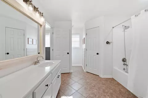 Bath - 1505 Pinefield Dr, Conway, AR 72034 photo 2 of 4
