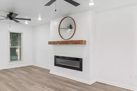 Living - 141 Cypress Dr, Trumann, AR 72472 photo 4 of 6
