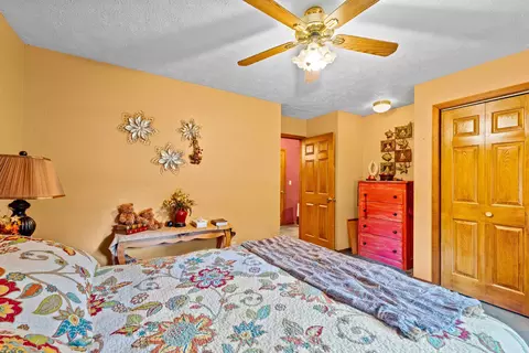 Bedroom - 5948 Push Mountain Rd, Norfork, AR 72658 photo 3 of 4