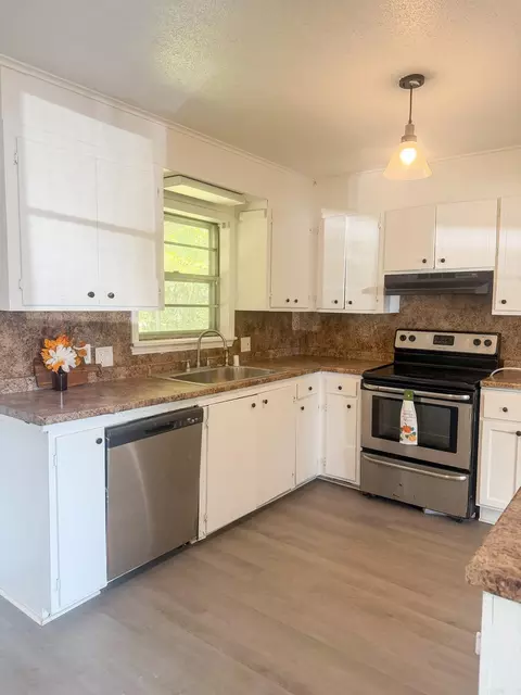 Kitchen - 807 S S Spg, Searcy, AR 72143 photo 1 of 3