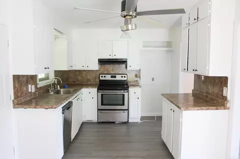 Kitchen - 807 S S Spg, Searcy, AR 72143 photo 2 of 3