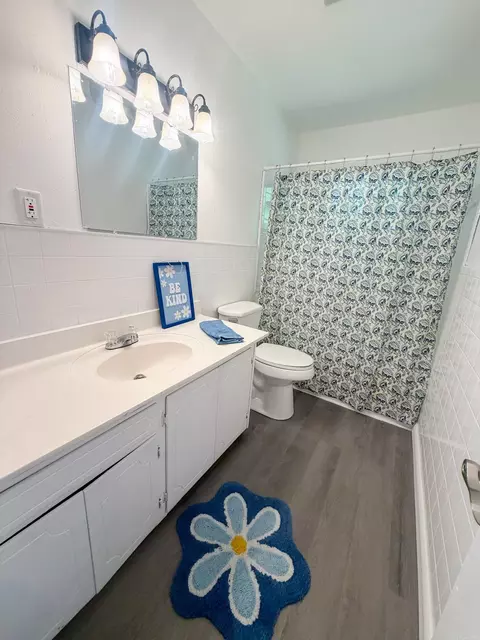 Bath - 807 S S Spg, Searcy, AR 72143 photo 1 of 1