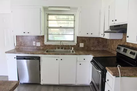 Kitchen - 807 S S Spg, Searcy, AR 72143 photo 3 of 3