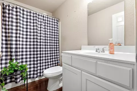 Bath - 1089 Meadows Edge Dr, Alexander, AR 72002 photo 2 of 3