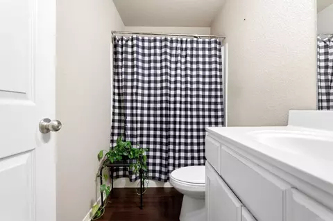 Bath - 1089 Meadows Edge Dr, Alexander, AR 72002 photo 3 of 3