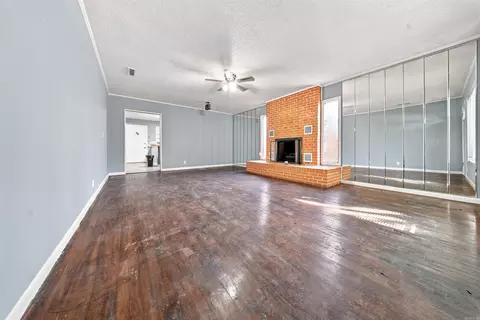Living - 115 Crouch, Benton, AR 72019 photo 1 of 12