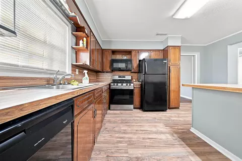 Kitchen - 115 Crouch, Benton, AR 72019 photo 2 of 2