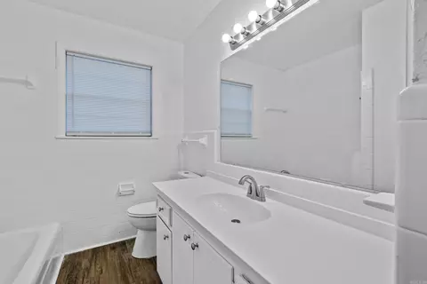 Bath - 51 Wagner St, Bryant, AR 72022 photo 2 of 2