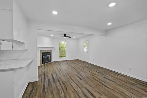 Living - 51 Wagner St, Bryant, AR 72022 photo 2 of 5