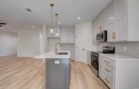 Kitchen - 215 Apollo Way, Benton, AR 72015 photo 4 of 7