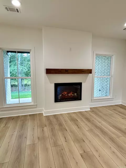 Living - 215 Apollo Way, Benton, AR 72015 photo 1 of 2