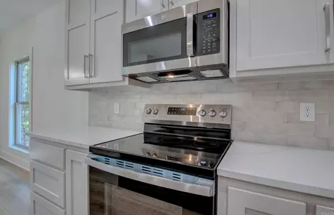 Kitchen - 217 Apollo Way, Benton, AR 72015 photo 7 of 8